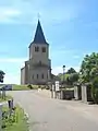 L'église, vue de la voie d'accès.