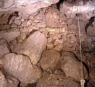 Mur de soutènement dans l'aven de Baume Fromagère.