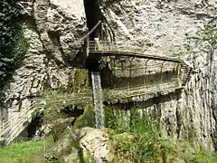 Entrée de la grotte de Baume-les-Messieurs.