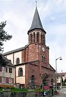 L'église Saint-Ambroise après reconstruction en 2001 (noter la partie plus claire en haut de la tour).