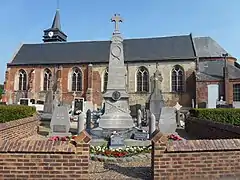 Église et monument aux morts.