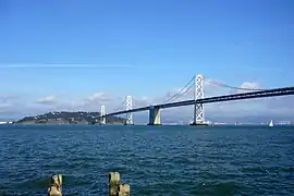 Le Bay Bridge et l'île de Yerba Buena vus depuis San Francisco.