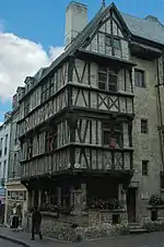 Maison à pans de bois de la rue des Cuisiniers  (ancien office de tourisme, ancien restaurant Le Loge à Pieds)