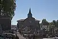 Le cimetière à l'ombre de l'église Saint-Étienne-lès-Bayonne.