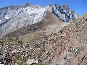 Vue du Petit Vignemale au centre et du col de la Hourquette d'Ossoue (2 734 m) à droite, avec le glacier d'Ossoue, depuis le col de Labas.