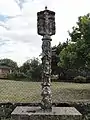 Croix de chemin sculptée.