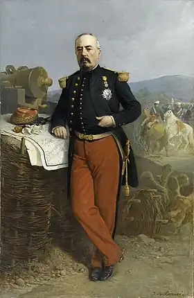 Portrait huile sur toile représentant le maréchal Bazaine en pied en tenue militaire : pantalon écarlate et redingote bleu marine avec à l'arrière-plan un paysage mexicain et deux cavaliers