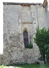 Façade nord du chœur avec les vestiges d'une cheminée du château