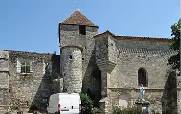 Église Saint-Martial et façade sud de la partie détruite du château