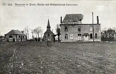Carte postale allemande de 1915. De septembre 1914 jusqu'au 1er juillet 1916, aux mains des Allemands, le village a été peu touché par les bombardements. De gauche à droite, la salle des fêtes, l'église et la mairie.