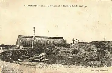 Ruines de l'église en 1919. Vidé de ses habitants qui avaient été évacués, le village a été complètement détruit lors les combats de la Bataille de la crête de Bazentin le 14 juillet 1916.