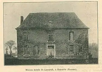 La maison natale de J.B. Lamarck vers 1900. Elle était située à l'endroit où sa statue a été edifiée. Elle a été detruite en 1916 lors de la bataille de la Somme.