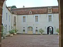 La cour intérieure.