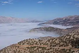 Vue de la vallée de Bazoft sous un épais brouillard.