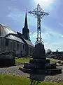église et croix de cimetière