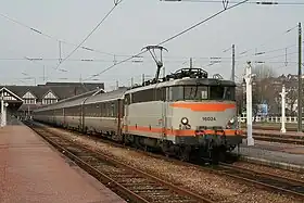 Quais de la gare avec un train en partance pour Paris