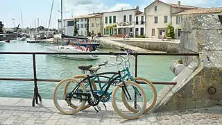 L’entrée du port vue des remparts.