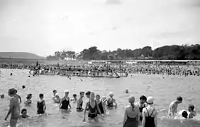 Baigneurs à l'île Sainte-Hélène, août 1938