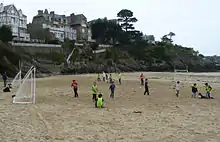 photo d'une initiation de football gaélique sur plage