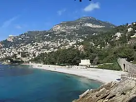 Vue sur le mont Gros depuis la plage de Roquebrune.