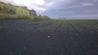 Montagnes et plage de Hjörleifshöfði.