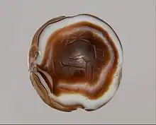 Perle en agate offerte par un des deux rois nommés Kurigalzu pour la déesse Ninlil. Metropolitan Museum of Art.