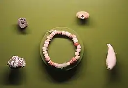 Ornements : collier en perles de pierre et de coquillage, pendentifs en os, turquoise et coquillage. Ashmolean Museum.