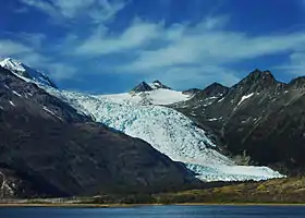 Vue du glacier depuis le canal Beagle.