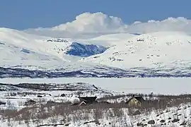 Vádvečohkka (à droite) et la vallée encaissée de Vádvejohka vus depuis le sud en avril.