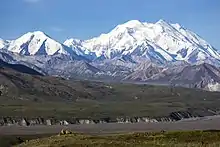 Photographie en couleurs et depuis les plaines du massif du Denali.