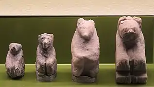 Figurines votives en pierre représentant des ours. Ashmolean Museum.