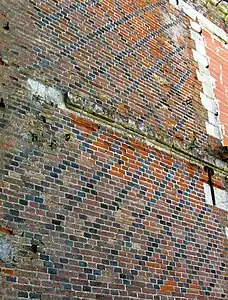 Façade du logis (côté cour intérieure), avec des motifs décoratifs entre ses fenêtres obturées.