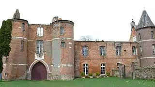 Les ruines du château, depuis la grille d'entrée.