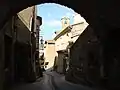 Vieux village : ruelle et église.