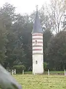 Tour devant le château.