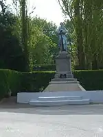 Poilu au repos (monument aux morts)