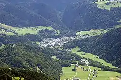 La commune et les hameaux de Beaufort, au cœur du Beaufortain. Au fond, le défilé d'Entreroches conduit au barrage de Roselend.