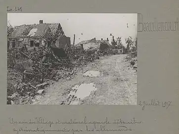 Photo montrant les ruines du village de Beaulencourt en juillet 1917.