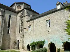 L'église et le bâtiment des moines.