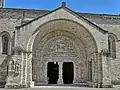 Portail sud de l'église abbatiale Saint-Pierre.