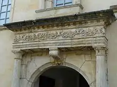 Linteau sculpté de cinq bucranes, institution Sévigné, à Beaulieu-sur-Dordogne.