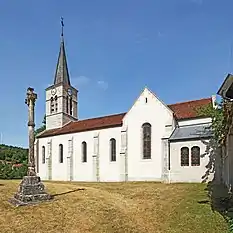 Croix sur le parvis de l'église.