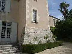 Base de la tour sud du château, remaniée au XVIIe siècle.