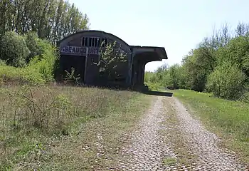 La halle à marchandises.