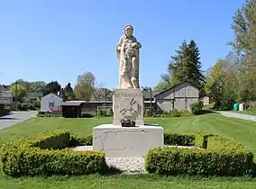 Le monument aux morts de Beaumont du sculpteur Charles Gem.