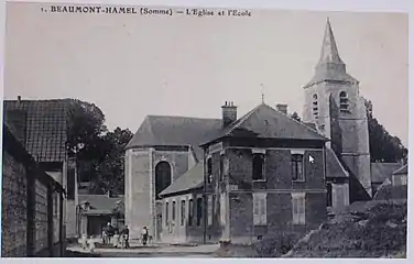 Carte postale du village avant 1914: l'église et l'école.