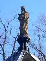 Photographie en couleurs représentant une statue de la Vierge en vue rapprochée.