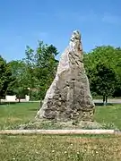 Le menhir, à la sortie de la ville vers la forêt de Carnelle, rue Roussel.