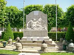 Le monument aux morts des deux guerres mondiales, place Guy-Môquet.