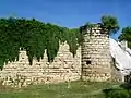 La 4e tour en comptant depuis la place du château ; la 5e tour se situe à droite de la photo et est protégée par des bâches en attendant sa restauration (2011).